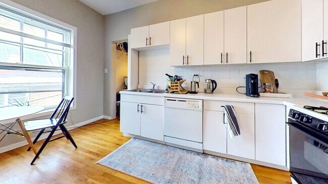 Photo - Second Floor East Lakeview One Bedroom Includes Heat Unit 706 2B