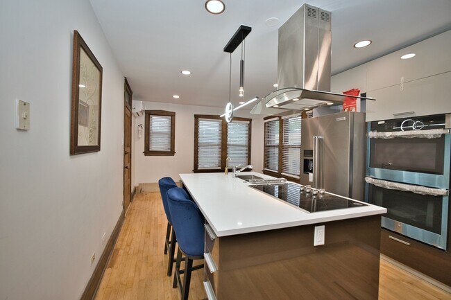 2437 W North Shore Ave
