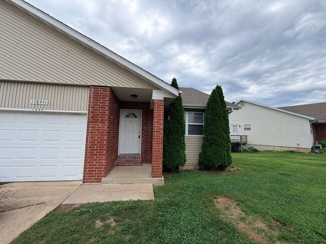 Building Photo - Spacious 3 bedroom, 2 bathroom duplex!