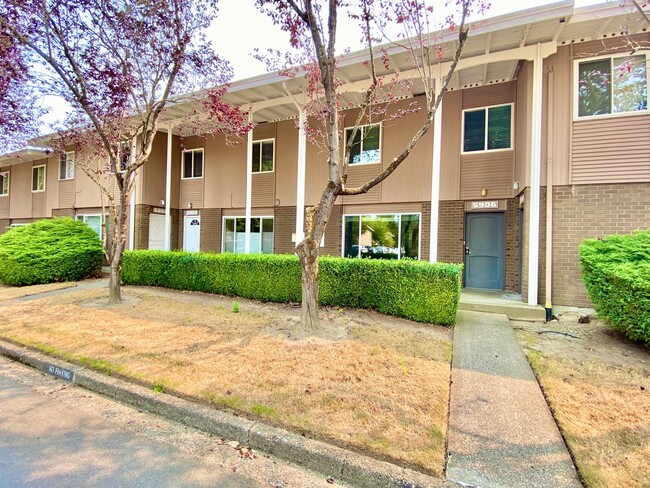 Building Photo - Charming Townhome in Bellevue's Newport Hills Community