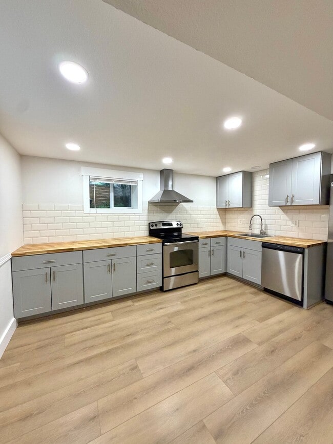 Building Photo - 315 SE 151st Ave