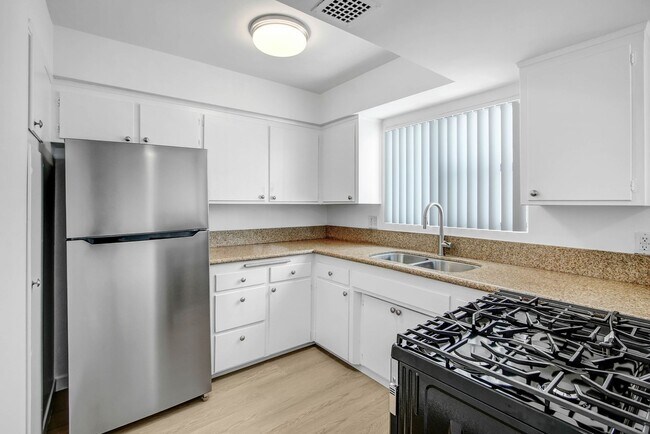 Photo - 744 S Windsor Blvd