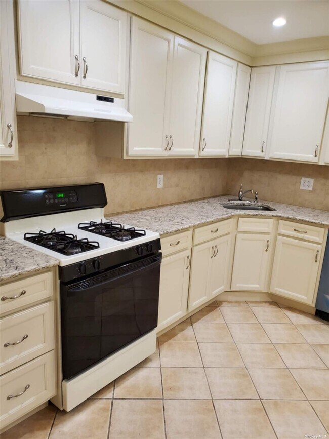 Photo - 88-05 Pontiac St