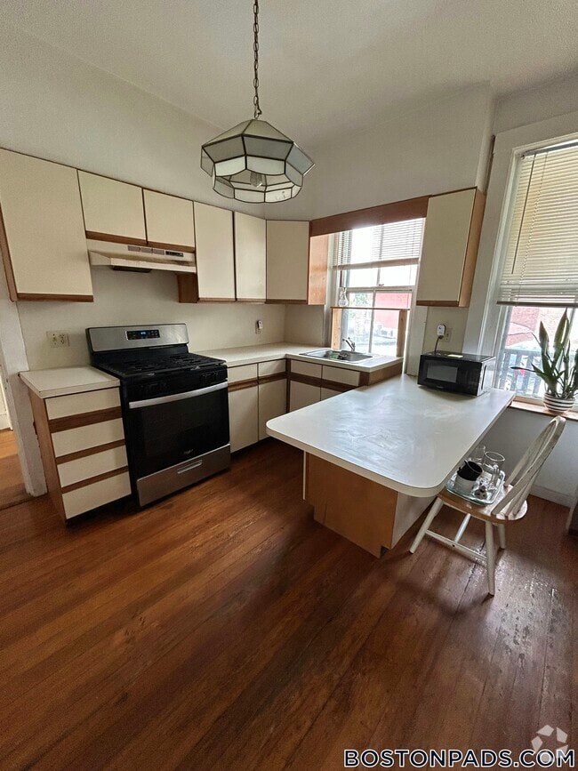 Building Photo - 1675 Beacon St Rental