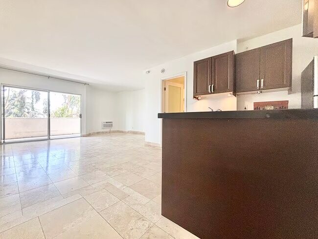 3949 Los Feliz Blvd