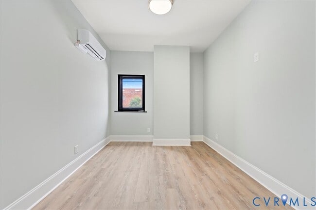 Building Photo - 207 E Broadway Unit B