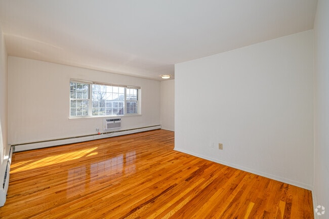 1BR, 1BA - 599SF - Living Room