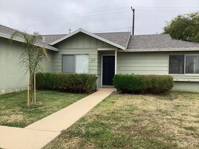 Building Photo - Single Story Updated Pet Friendly Home