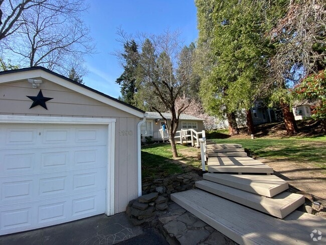 Building Photo - Beautifully updated Ashland home Near SOU ...