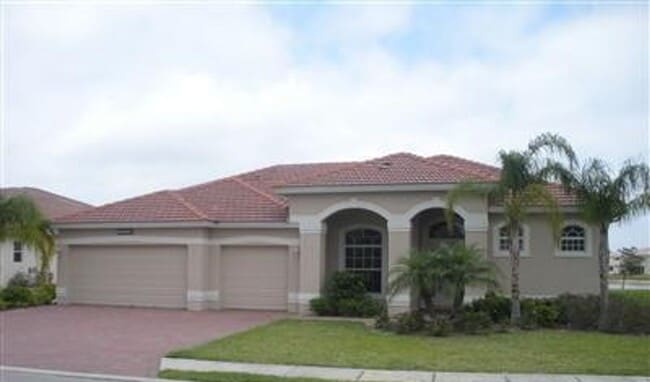 Building Photo - 4 Bedroom, 3 Bath Lakefront Home with 3-Ca...