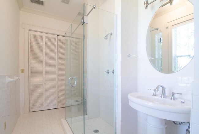 1 Bedroom / 2 Bath / 1000 sq ft apartments - Hunt-Phelan Apartments