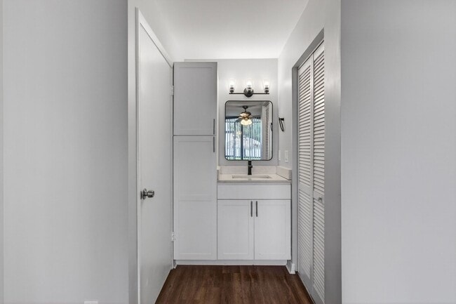 Photo - ONE BEDROOM ONE BATHROOM WITH LAKE VIEW!!! Unit 13