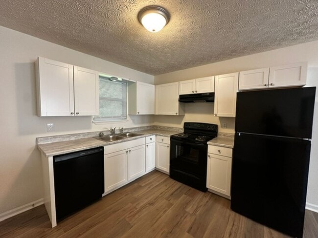 Building Photo - 115/117 Lake Dr Unit 117 Lake Dr