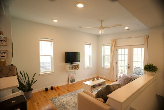 Photo - 4129 Lauriston St Apartments Unit B