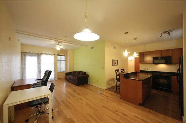 Building Photo - 711 W 26th St Unit 610