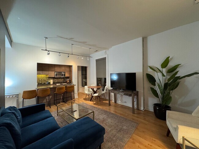 Building Photo - 1 E Huron St Unit 3rd Floor