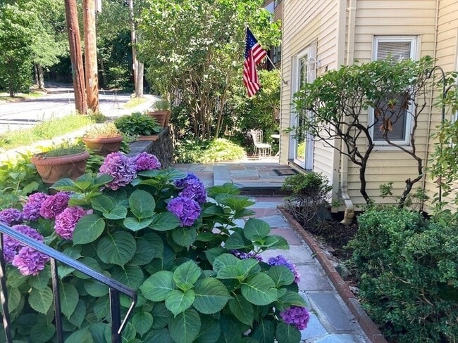 Building Photo - 28 Beaconsfield Rd Unit 1