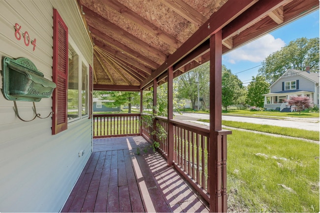 Photo - 804 N Van Buren St
