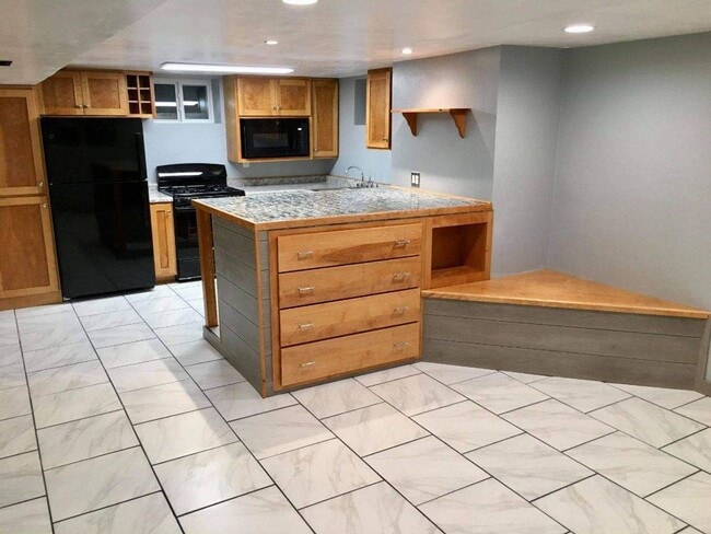 Building Photo - 109 11th Ave SE Unit Apt 1