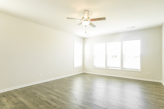 Photo - 582 Count Fleet Ct