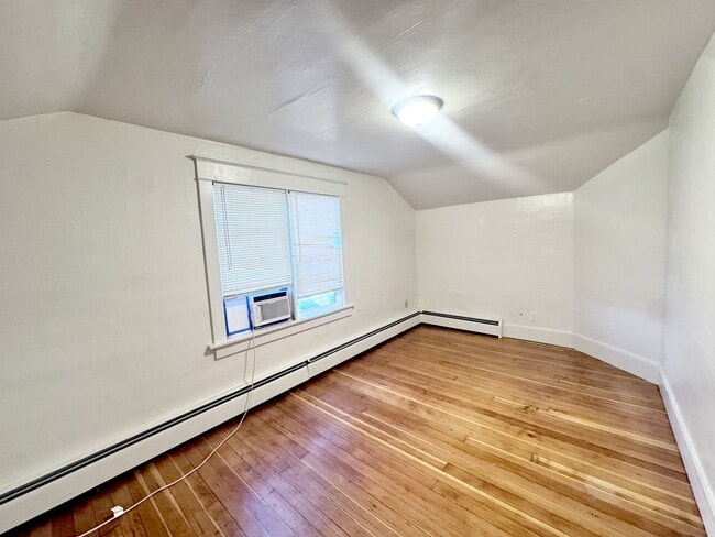 Building Photo - 145 W 200 S St Rental