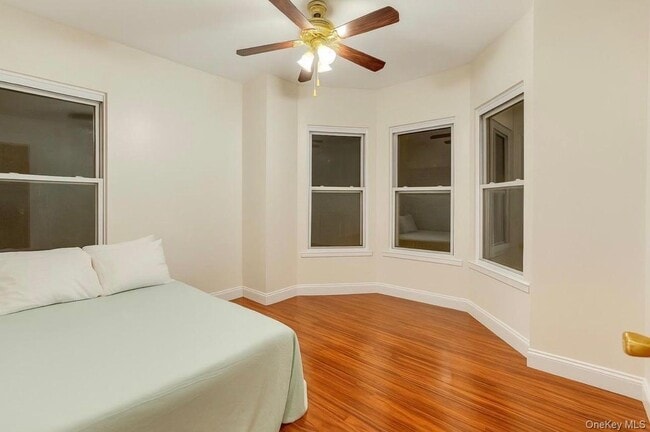 Building Photo - 557 Van Nest Ave