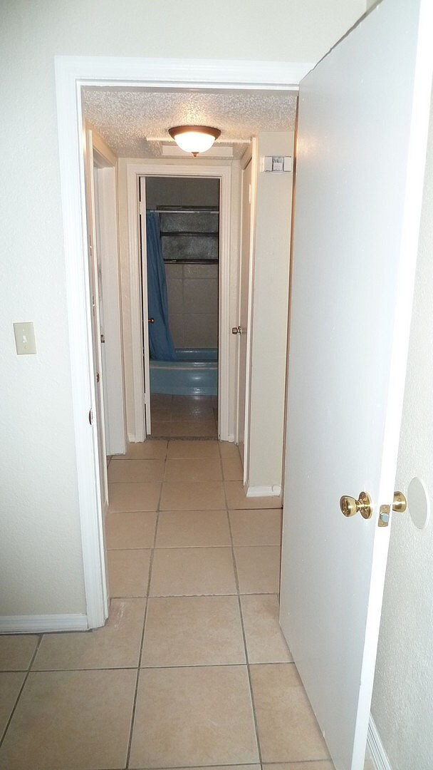 Photo - 1300 Queensway Rd