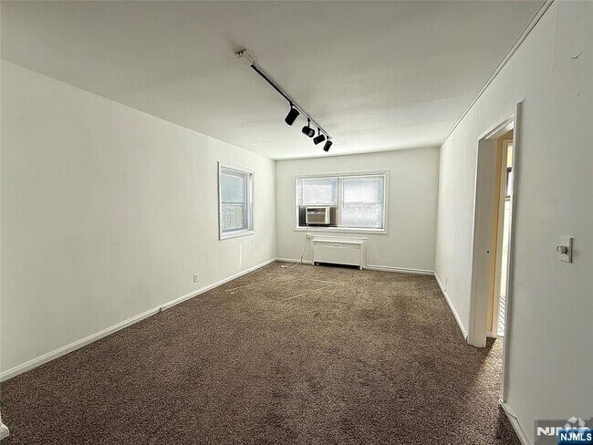 Building Photo - 3060 Edwin Ave Unit 5H Rental