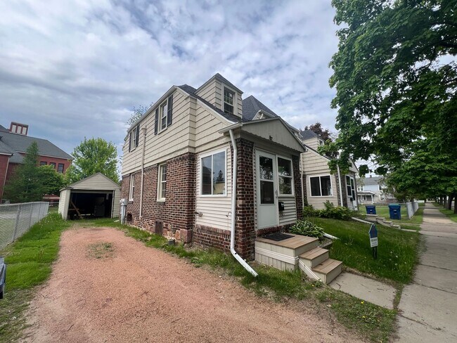 Photo - 620-622-622 Henrietta St