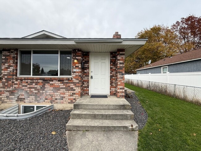 Building Photo - 6127 N Standard St Unit 6129