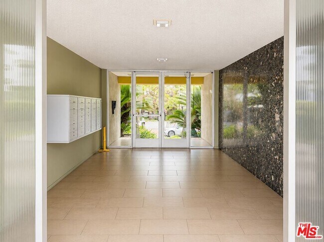 Photo - 1525 Hayworth Ave Unidad 107