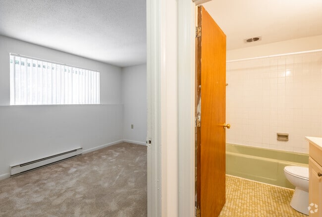 2BR, 1BA - 750 SF