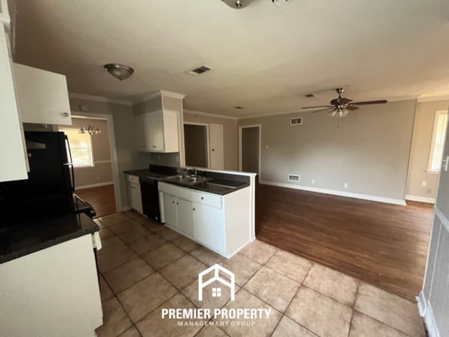 Photo - 5037 Woodlark Ave