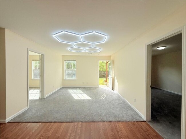 Photo - 893 Hawthorn Ln