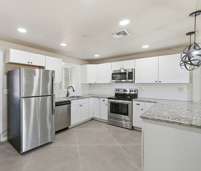 Building Photo - 5113 E Bellevue St