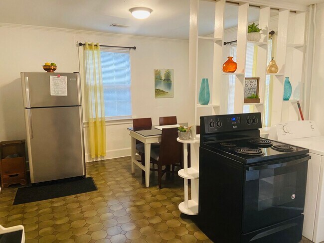 Photo - 2 Bedroom/1 Bath  - $875/Mo