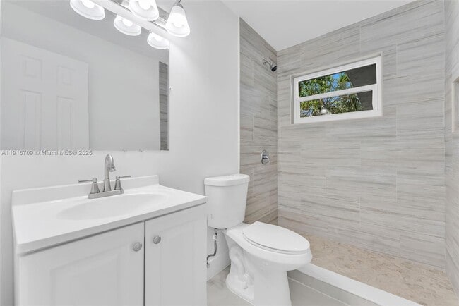 Photo - 832 NW 28th St