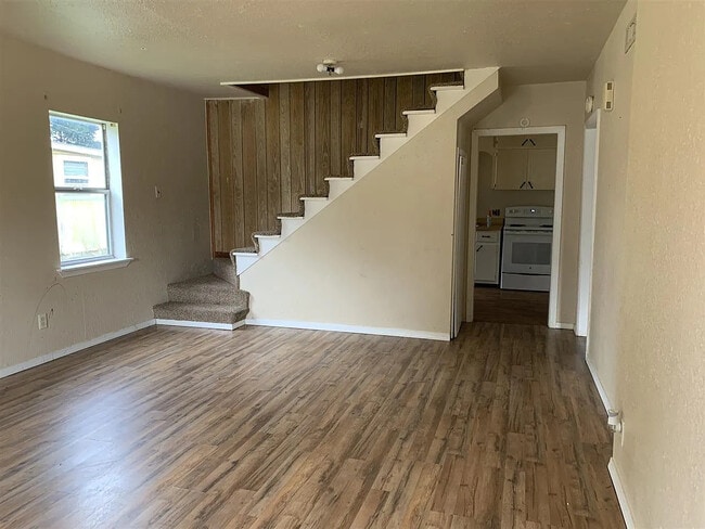 Photo - 402 W Poplar Ave