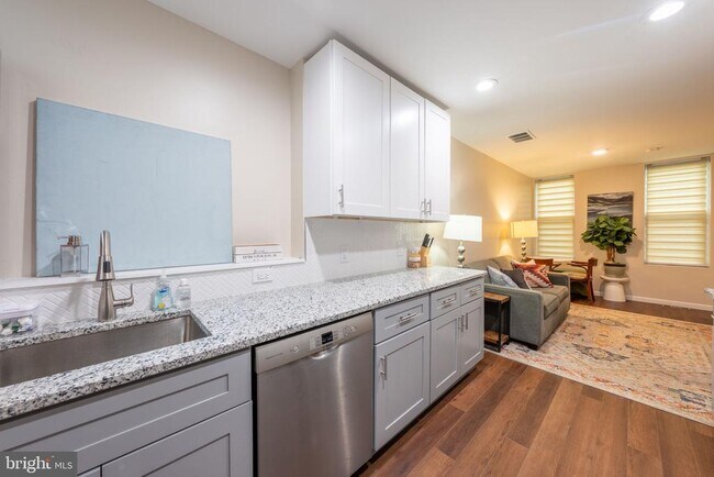 Photo - 2205 Emerald St