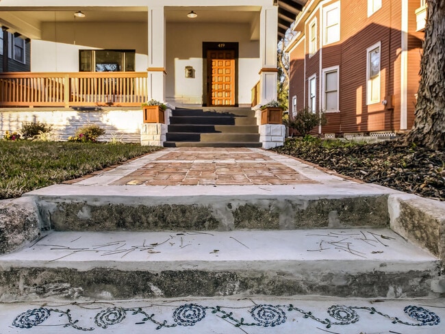 Photo - 419 E 3rd St