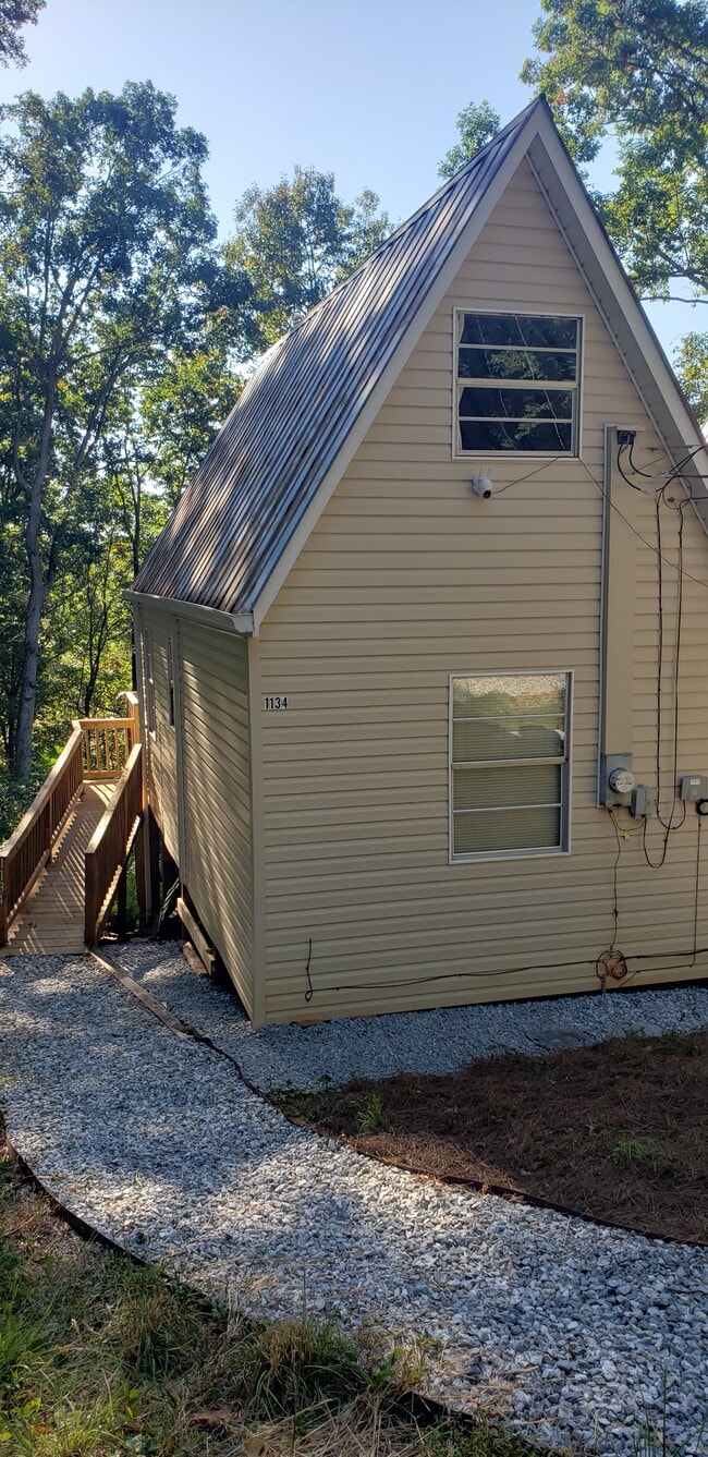 Building Photo - 1134 Pink Mountain Blvd