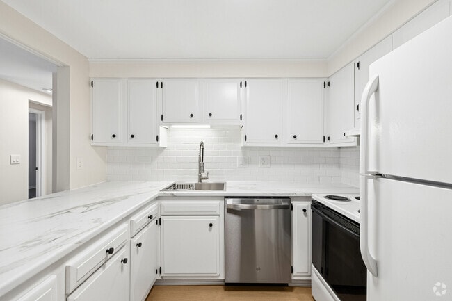 2BR, 1.5BA - 850SF - Kitchen