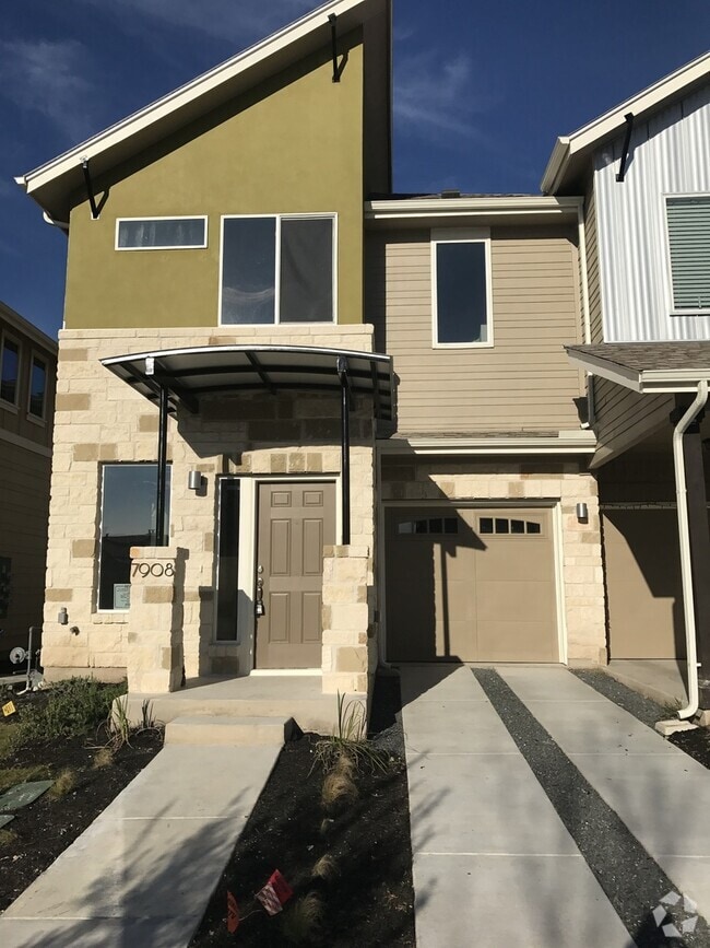 Building Photo - BEAUTIFUL TOWNHOUSE IN CRESTVIEW