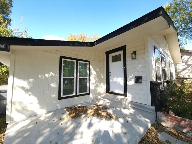 Photo - 7039 Bates St