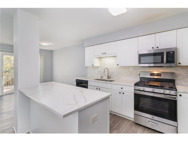 Photo - Updated 3 bedroom, 2 bath townhome near Eden Prairie Center!  Available 3/1/26