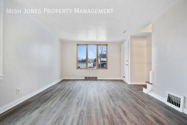 Photo - 15 Arbour Ln Unit Apt. 2 - Right