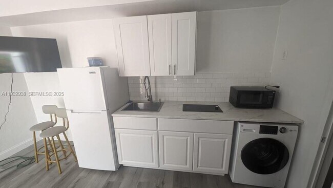 Building Photo - 2822 Pine Tree Dr Unit 1B