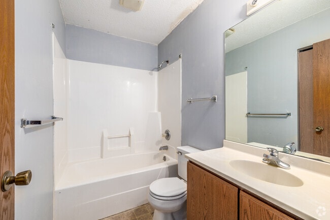 1BR, 1BA — 576SF — Bathroom