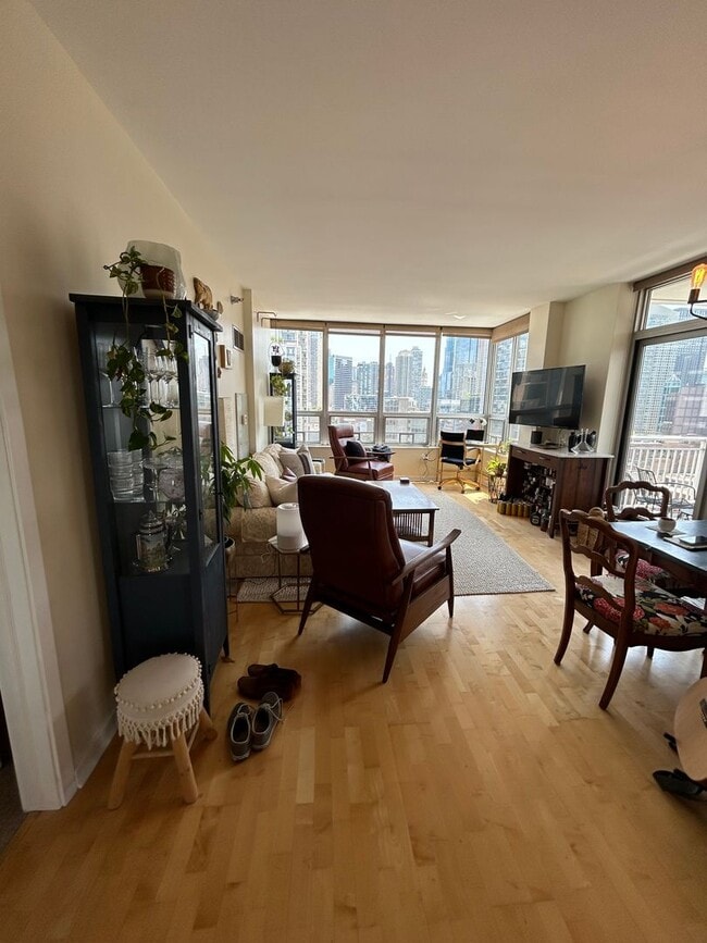 Building Photo - 330 W Grand Ave Unit 1701