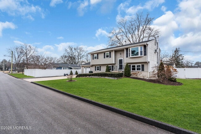 Photo - 613 Champlain St